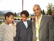 Charles Huber mit Söhnen Jeremias und Salomon (Foto: Monika Küspert)